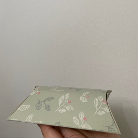 Gift box and ribbon bundle - Picture 2 of 5